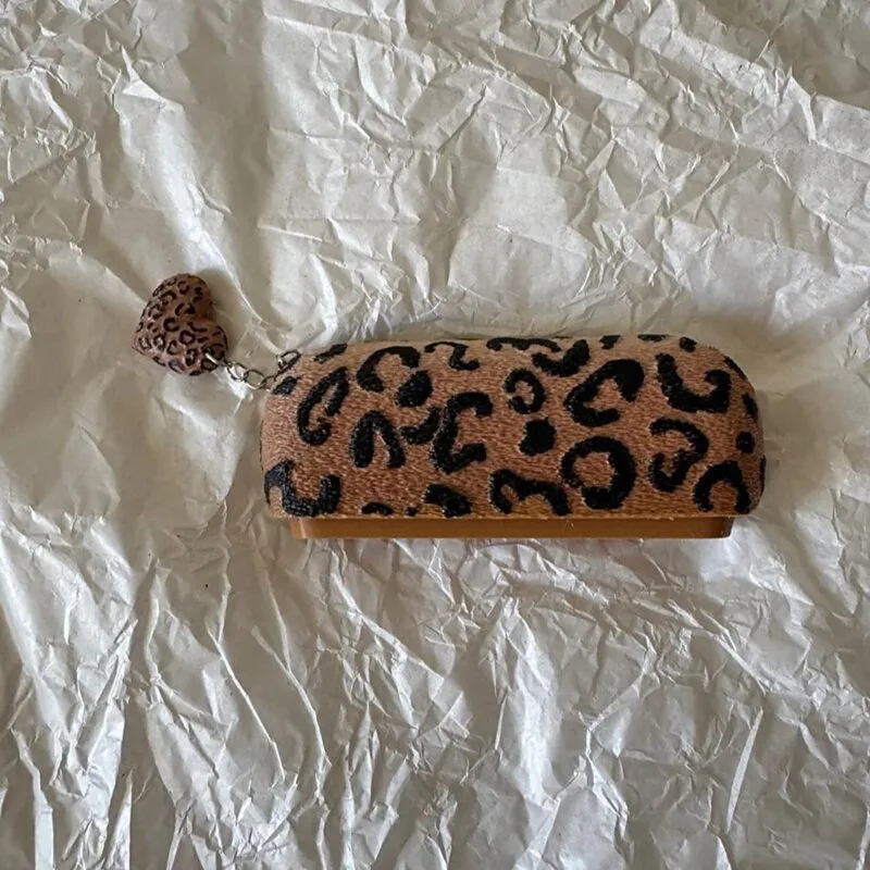 IQOS Iluma i kılıf Leopard Charm, dokulu geçişli kahve