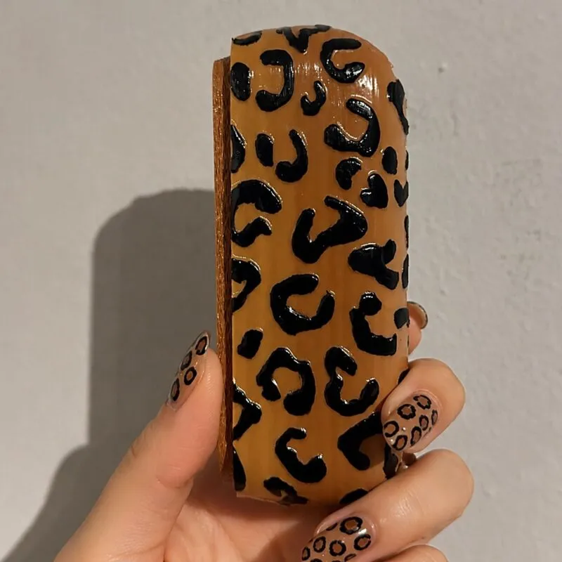 IQOS Iluma i kılıf Leopard Charm, geçişli kahve