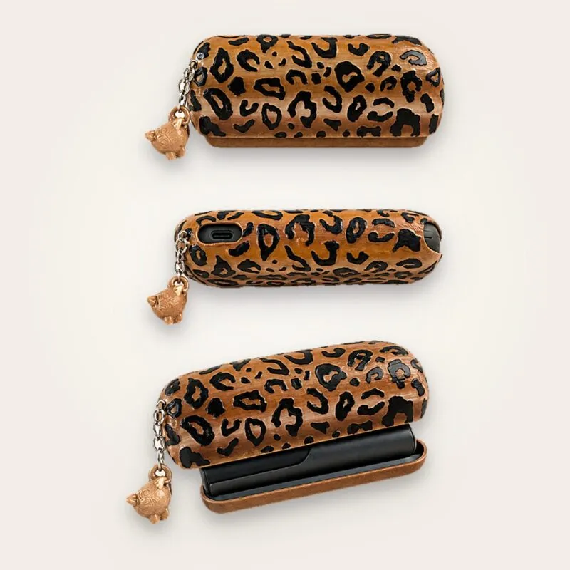 IQOS Iluma i kılıf Leopard Charm: leopar desenli gövde ve charm, kapalı ve açık görünüm