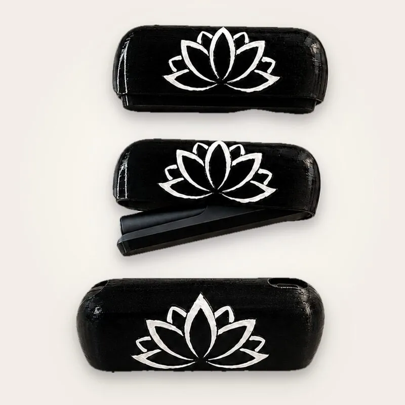 IQOS Iluma i kılıf Lotus Bloom: siyah gövde üzerinde beyaz lotus çiçeği