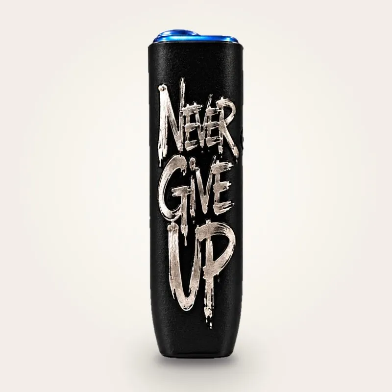 IQOS Iluma i One kılıf Never Give Up: siyah zeminde metalik görünümlü Never Give Up yazısı