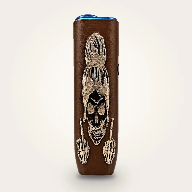 IQOS Iluma i One kılıf Rebel Skull: kahverengi zeminde metalik görünümlü kafatası ve iskelet eller