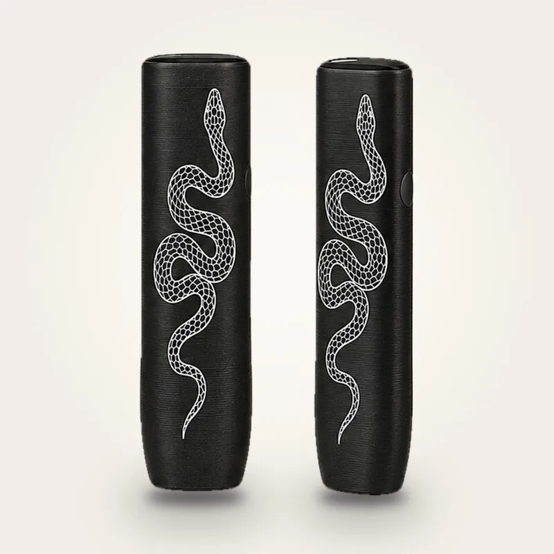 IQOS Iluma i One kılıf Serpentine Flow: siyah zeminde ince çizgili yılan figürü, iki yüz