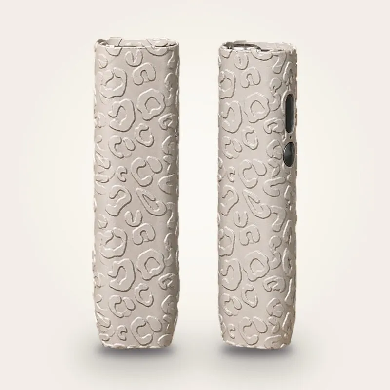 IQOS Iluma i One kılıf Wild Paws: açık gri-bej, kabartma leopar desenli, iki yüz